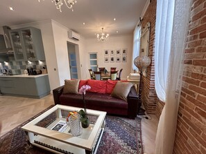 Living area - 2 bedroom apartment with one bathroom in Nice, located 15min walk from Promenade (Nice)