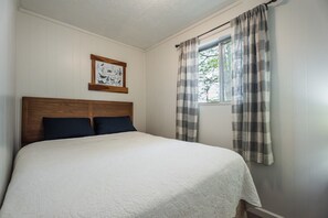2 bedrooms, WiFi, bed sheets - Cottage #4 Northern Michigan, 2 Bedroom Cottage (Lake City)
