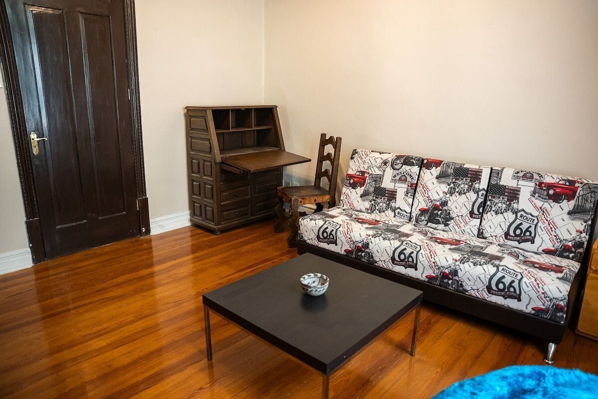 Habitación triple exclusiva | Área de sala de estar