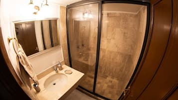 Basic Double Room | Bathroom