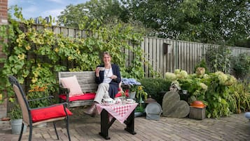 Deluxe tweepersoonskamer, uitzicht op tuin, op benedenverdieping | Een kluis op de kamer, verduisterende gordijnen, geluiddichte muren