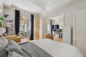 2 bedrooms, desk, iron/ironing board, travel crib - Eiffel Tower at 5' walking, Parisian charm, highly equipped, 4 people, 2 bdr. (Paris)