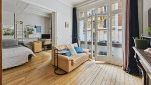 2 soverom, skrivebord, strykejern/-brett og reiseseng for barn