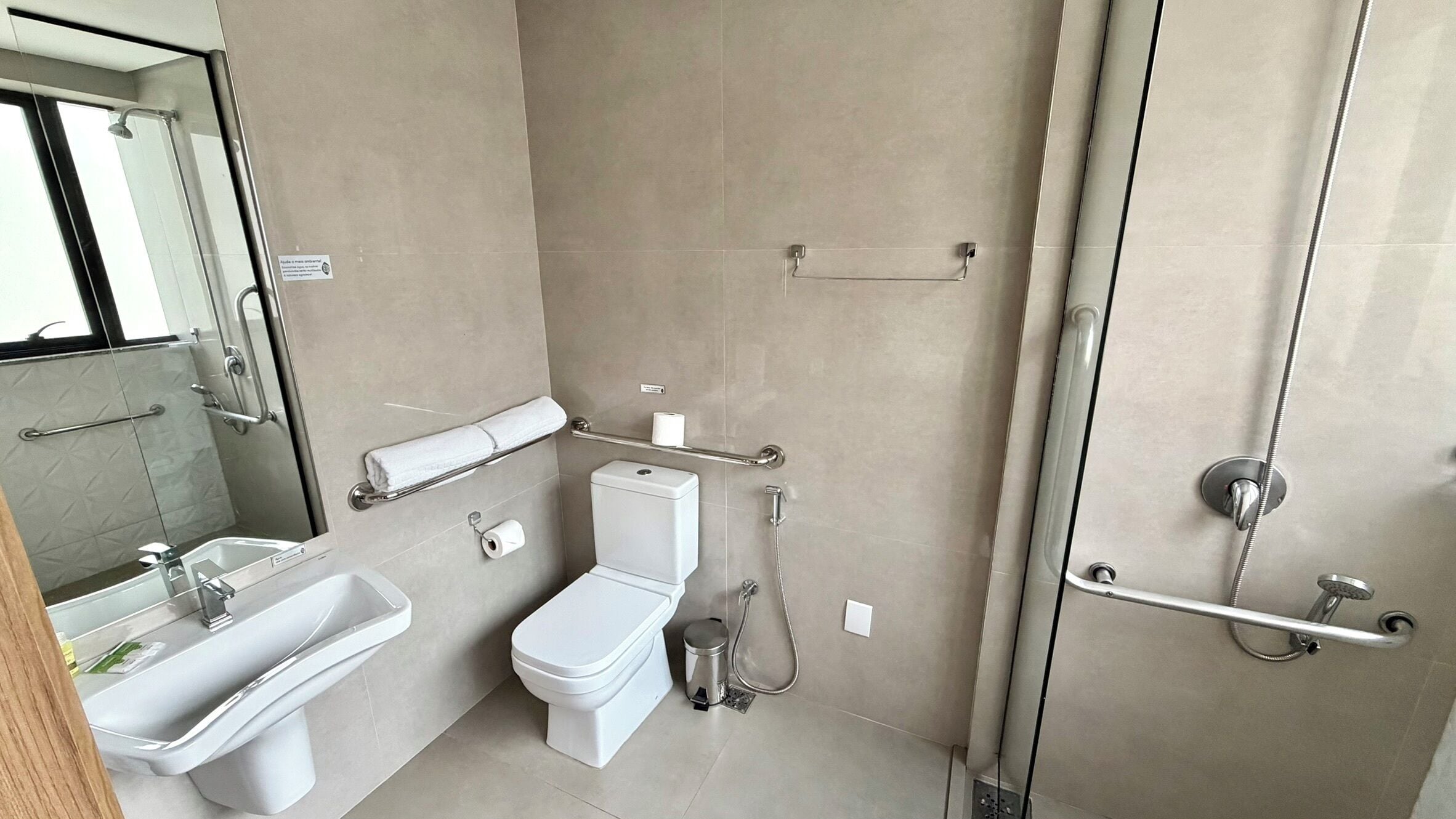 Un baño moderno con inodoro, bidé, lavabo y ducha.