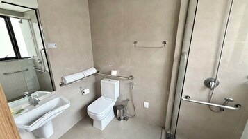 Un baño moderno con inodoro, bidé, lavabo y ducha.