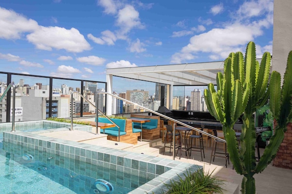 Una piscina al aire libre