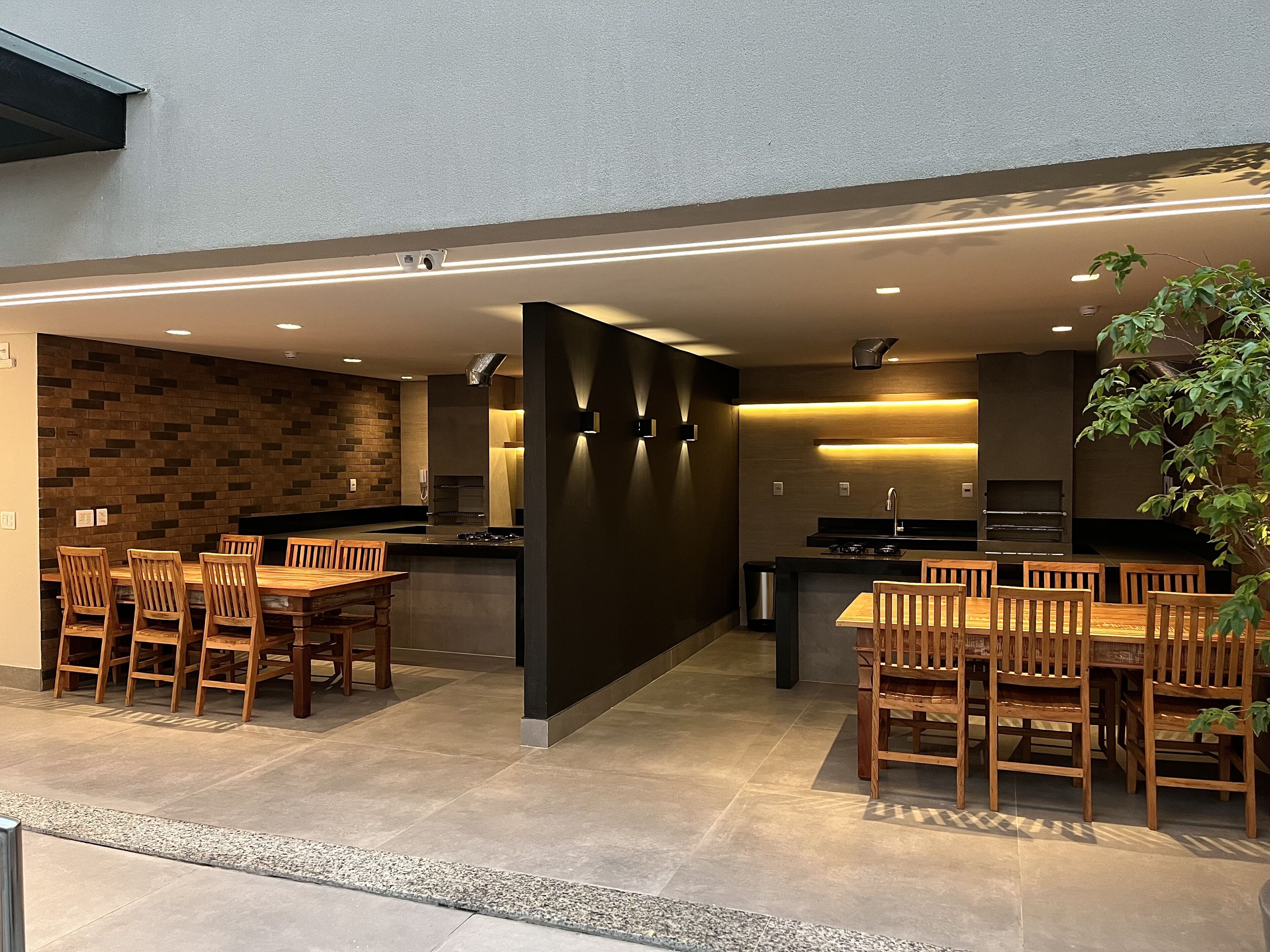 Una cocina moderna con una isla central, una mesa de comedor de madera y sillas.