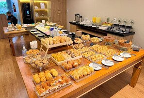 Se ofrece un desayuno bufé todos los días (por un coste adicional)