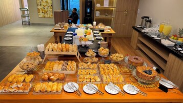 Se ofrece un desayuno bufé todos los días (por un coste adicional)
