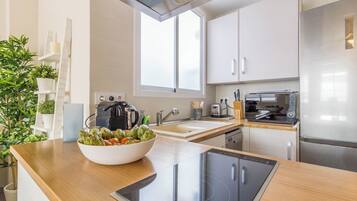 Fridge, microwave, stovetop, coffee/tea maker