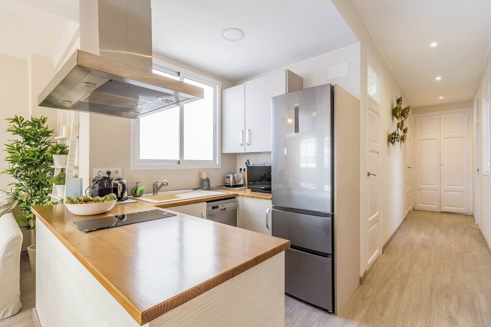 Een koelkast, een magnetron, een kookplaat