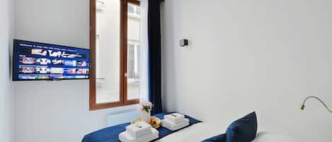 2 bedrooms, desk, iron/ironing board, WiFi