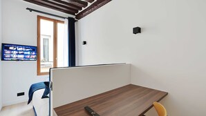 Room - Relaxing Urban Getaway, Notre Dame de Paris (Paris)