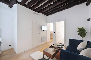 TV, offices - Relaxing Urban Getaway, Notre Dame de Paris (Paris)