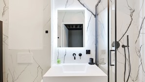 Douche, sèche-cheveux, serviettes fournies, shampoing