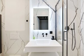 Shower, hair dryer, towels, shampoo