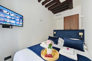 2 habitaciones, escritorio, tabla de planchar con plancha y wifi
