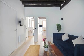 TV, offices - Relaxing Urban Getaway, Notre Dame de Paris (Paris)