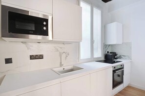 Réfrigérateur, four à micro-ondes, un four, surface de cuisson