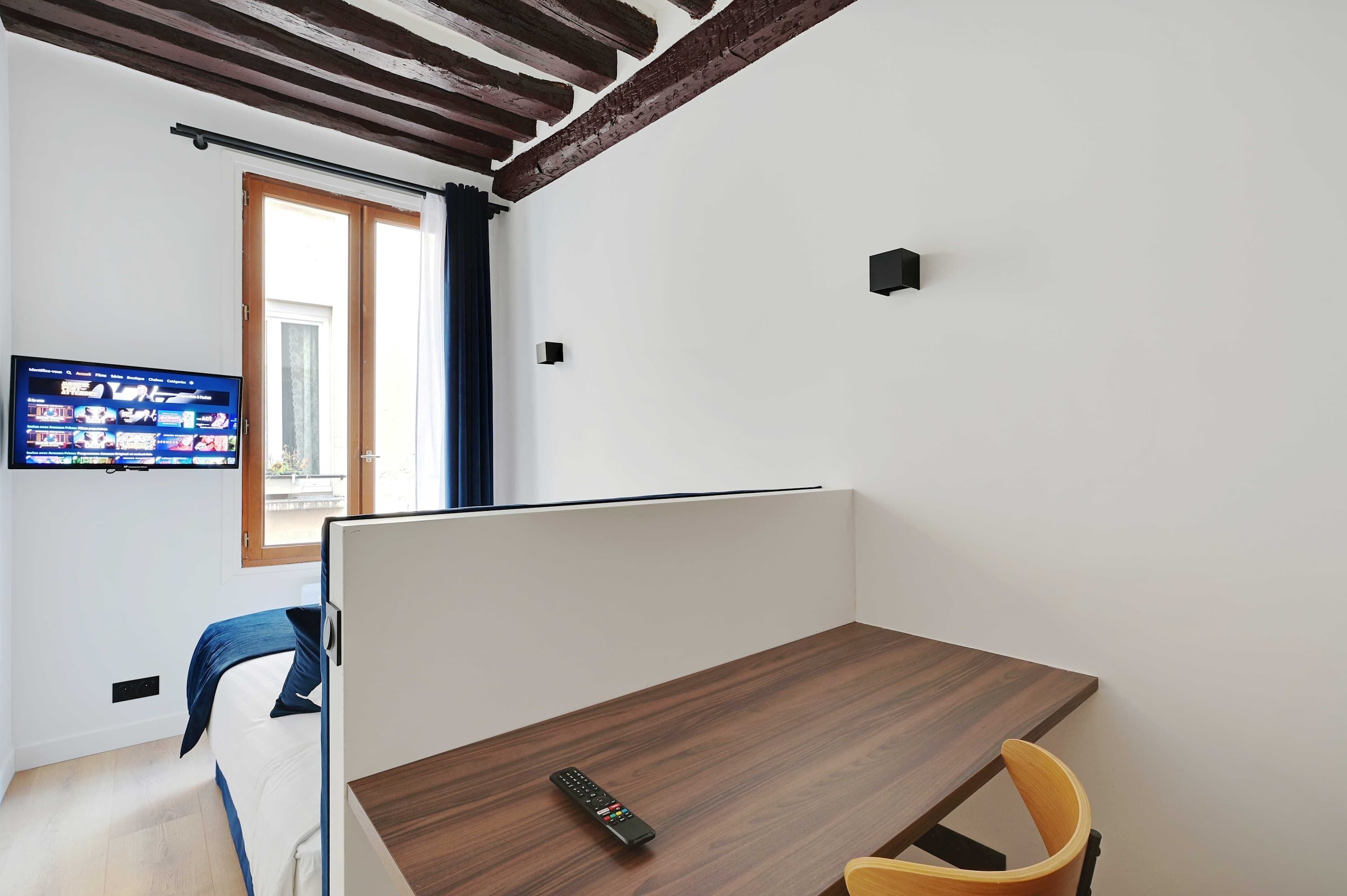 2 bedrooms, desk, iron/ironing board, WiFi
