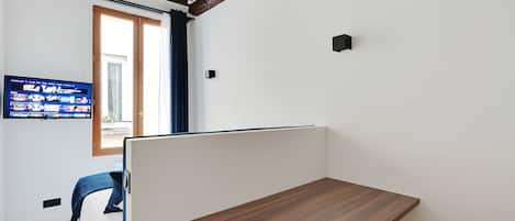 2 habitaciones, escritorio, tabla de planchar con plancha y wifi