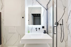 Douche, sèche-cheveux, serviettes fournies