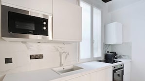 Cafetière/bouilloire, réfrigérateur, micro-ondes, four
