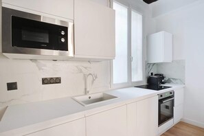 Coffee/tea maker, fridge, microwave, oven