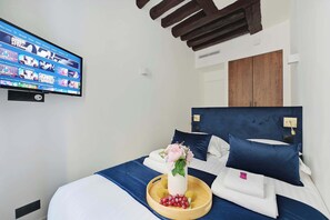 2 bedrooms, desk, iron/ironing board, WiFi