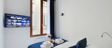 2 bedrooms, desk, iron/ironing board, WiFi