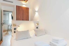 2 bedrooms, desk, iron/ironing board, WiFi