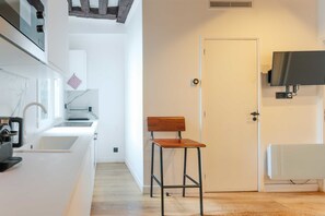 Wasserkocher mit Kaffee-/Teezubehör, Kühlschrank, Mikrowelle, Ofen