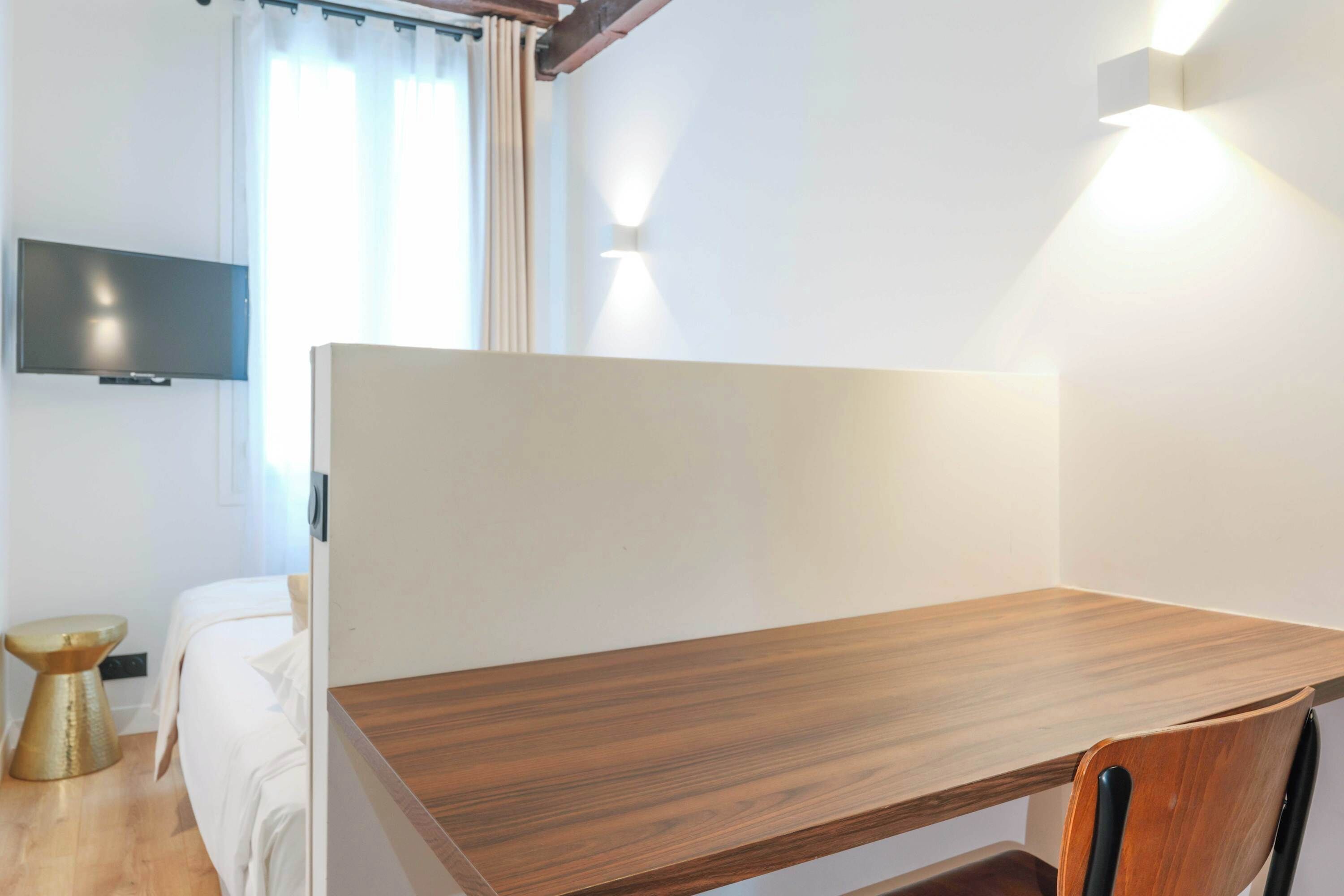 2 habitaciones, escritorio, tabla de planchar con plancha y wifi 