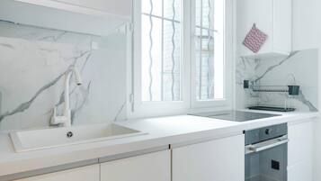 Kühlschrank, Mikrowelle, Ofen, Herdplatte