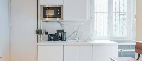 Cafetière/bouilloire, réfrigérateur, micro-ondes, four