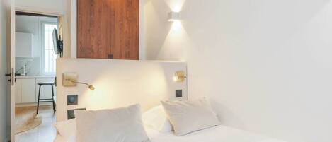 2 bedrooms, desk, iron/ironing board, WiFi