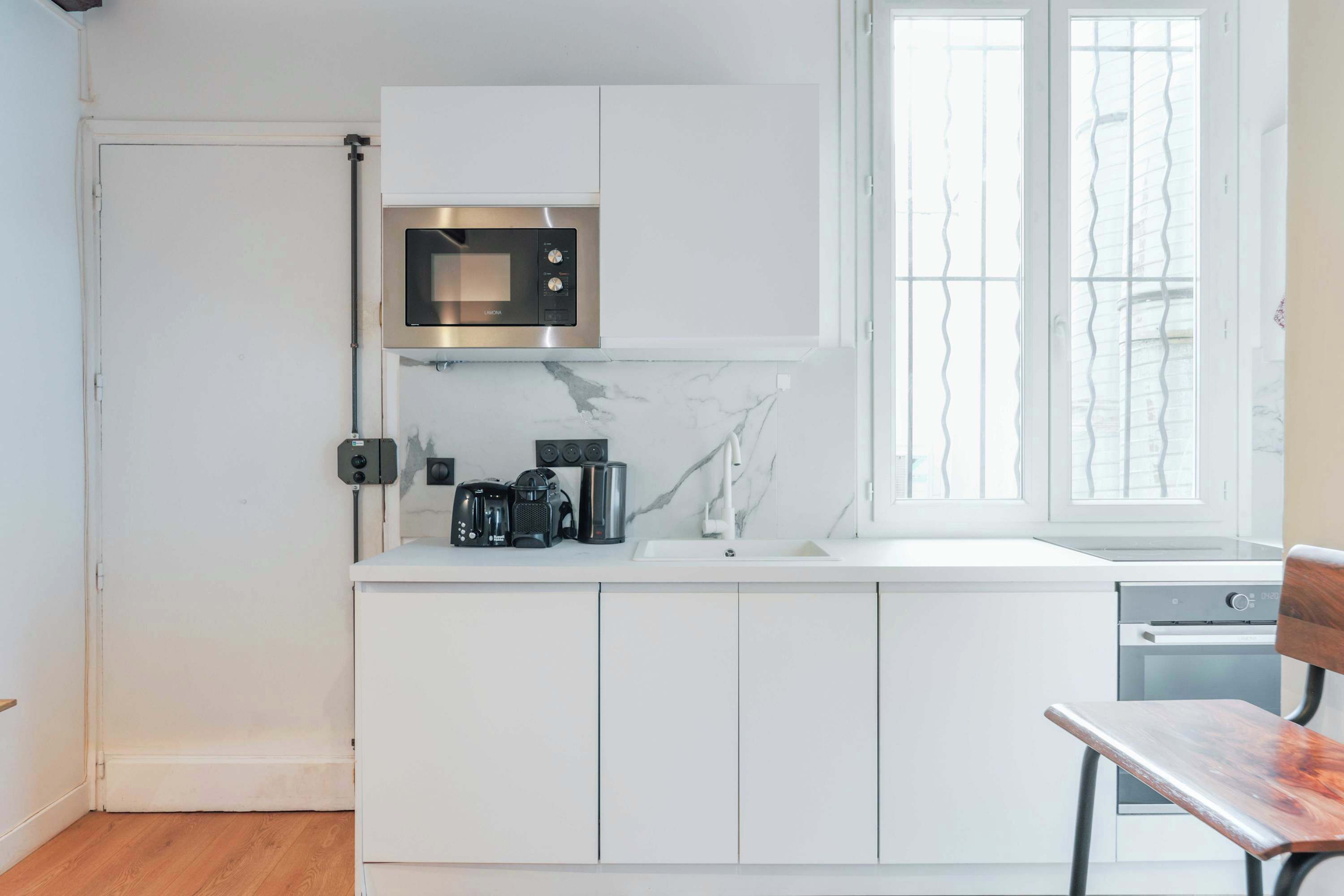 Wasserkocher mit Kaffee-/Teezubehör, Kühlschrank, Mikrowelle, Ofen