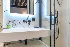 Douche, sèche-cheveux, serviettes fournies, shampoing