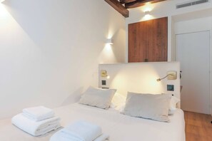 2 bedrooms, desk, iron/ironing board, WiFi - Relaxing Urban Getaway, Notre Dame (Paris)