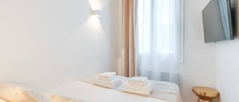 2 bedrooms, desk, iron/ironing board, WiFi