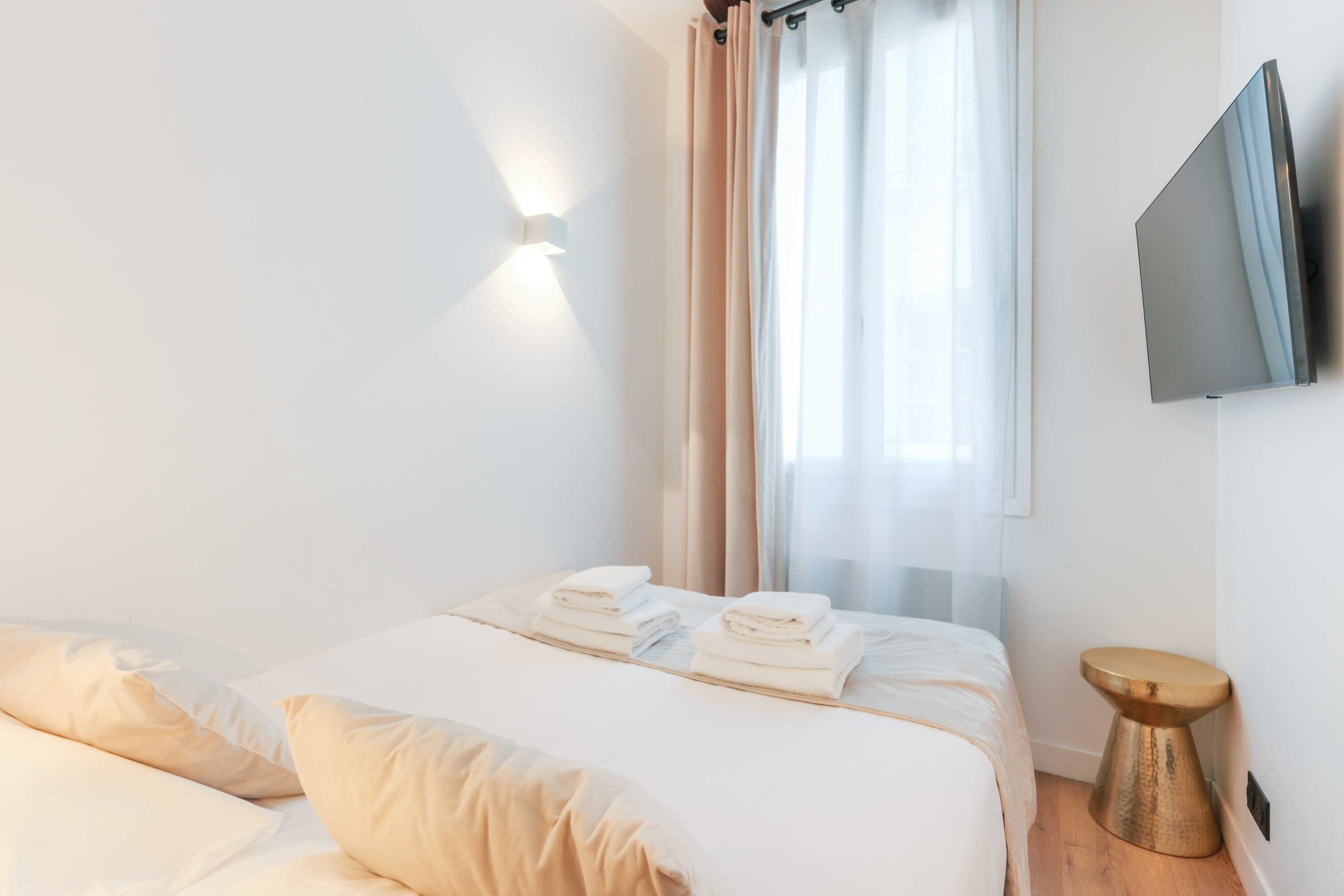 2 bedrooms, desk, iron/ironing board, WiFi