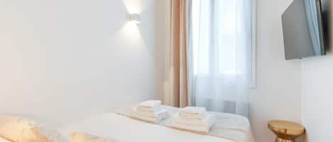 2 bedrooms, desk, iron/ironing board, WiFi