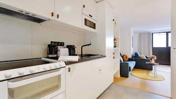 Lemari es, microwave, oven, dan kompor