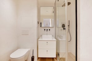 Shower, hair dryer, towels, shampoo