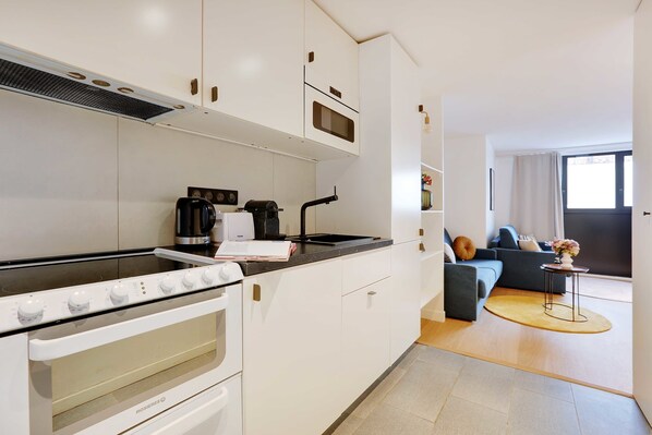Coffee/tea maker, fridge, microwave, oven