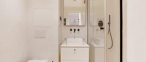 Douche, séchoir à cheveux, serviettes fournies, shampooing