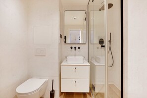 Shower, hair dryer, towels - Charming Apartment - 1BR/6P - Marais (Paris)