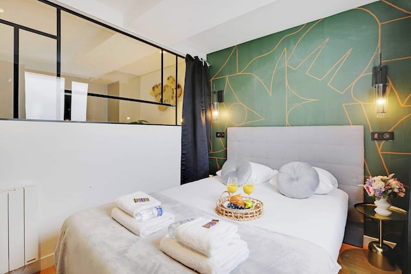 2 bedrooms, desk, iron/ironing board, WiFi