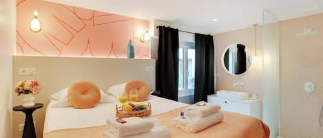 2 bedrooms, desk, iron/ironing board, WiFi