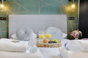 2 bedrooms, desk, iron/ironing board, WiFi - Modern Flat - 2BR/6P - Marais (Paris)